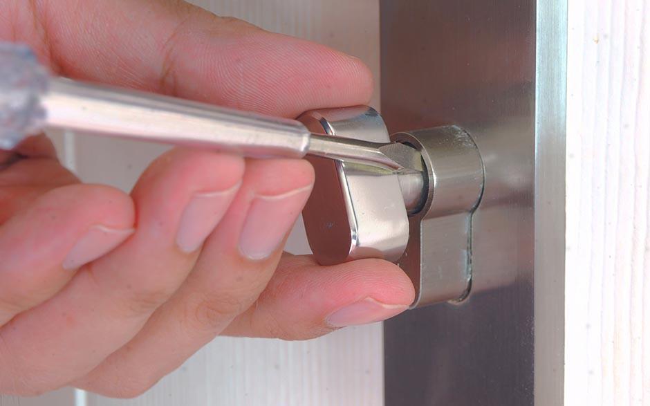 Arles remplacer une serrure de porte